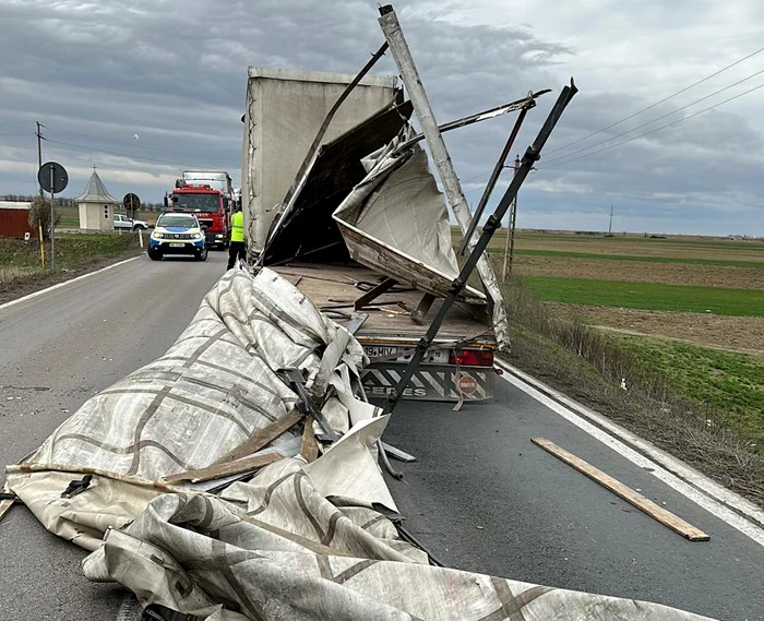 Remorca unui camion, distrusă de vânt FOTO: Poliția Brăila