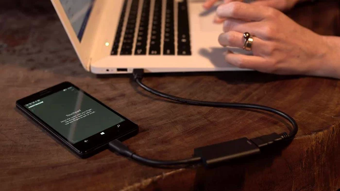 
    Cum îți poți transforma telefonul într-un laptop  