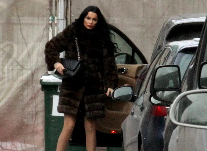 
    Horia Brenciu și-a protejat capul cu gluga hanoracului, dar pantofii sport au fost total nepotriviți pentru vremea aceastafoto: Mihai Ionescu  