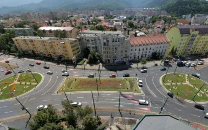 Giratoriul dublu este unic în România. FOTOAdevărul.