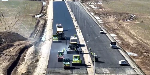 Lucrările pe lotul 1 al Autostrăzii A0 Nord au ajuns la 40%. Aproximativ 650 de muncitori lucrează pe tronsonul Joița–Corbeanca pentru a termina până la sfârșitul anului FOTO: captură video FB