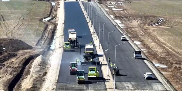 Lucrările pe lotul 1 al Autostrăzii A0 Nord au ajuns la 40%. Aproximativ 650 de muncitori lucrează pe tronsonul Joița–Corbeanca pentru a termina până la sfârșitul anului FOTO: captură video FB
