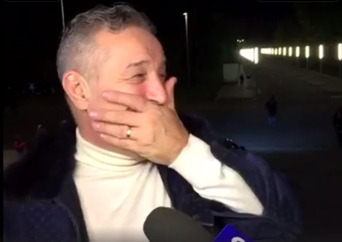 Becali şi-a acoperit gura cu mâna, dar incisivul lipsă l-a dat repede de gol