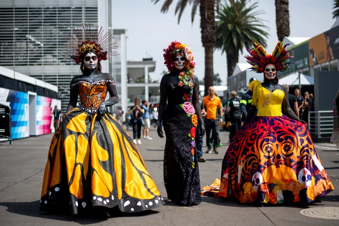 Trei femei constumate in La Catrina, de Ziua Mortilor