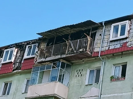 Mansarda blocului care a ars în aprilie 2022 în Râmnicu Vâlcea după o lună şi jumătate de la incident Foto Daciana Stoica - Adevărul