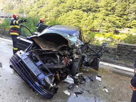 Accident pe Valea Oltului - DN7 - La apeduct Brezoi - coliziune între un TIR şi un autoturism soldată cu o victimă şi blocarea traficului Foto Adevărul