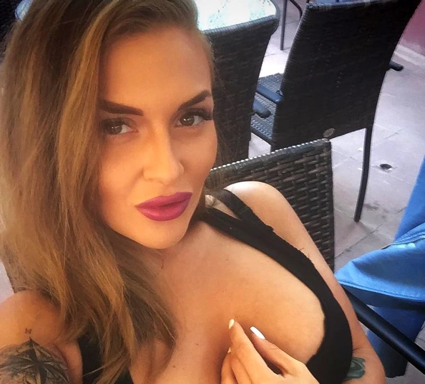 
    Oana Radu s-a pozat în lenjerie intimă, în patfoto: arhiva personală  