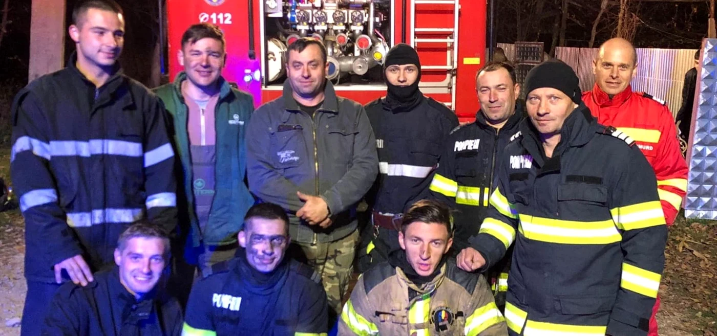 Ion Asofroniei (cu geacă și pantalon de camuflaj), alături de colegi FOTO ISU Neamț  