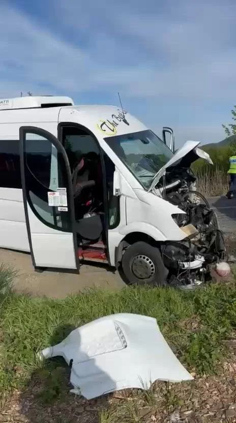 Accident cu 13 victime în Maramureș: un microbuz și un autoturism s-au ciocnit violent la Baia Sprie