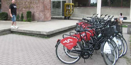 Bicicletele roşii vor putea fi închiriate doar de studenţii şi cadre didadctice