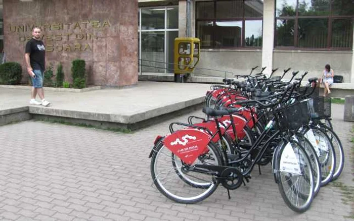 Bicicletele roşii vor putea fi închiriate doar de către studenţii şi cadre didactice