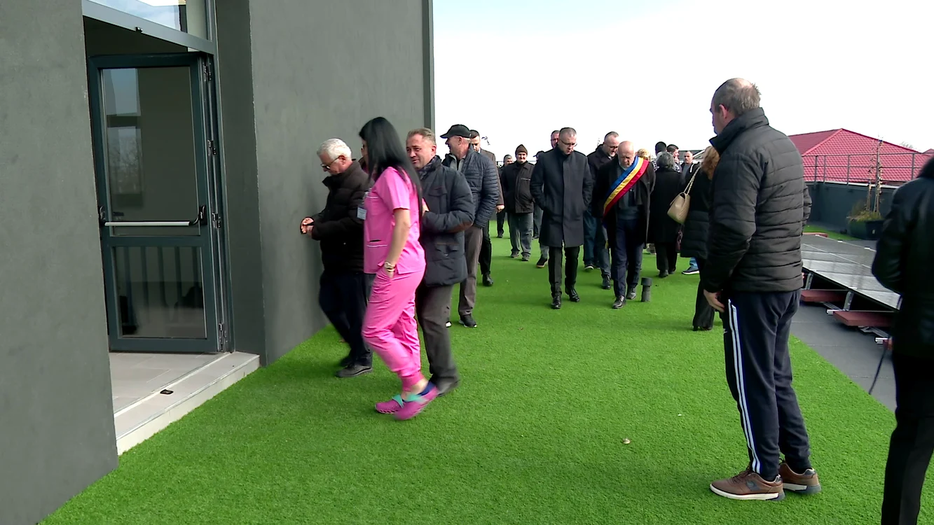 Terasa este prevăzută cu gazon artificial. FOTO I. Bunilă