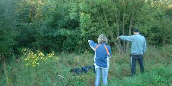 Femeia și bărbatul prinși la graniță indică spre locul unde au fost găsiți de polițiști