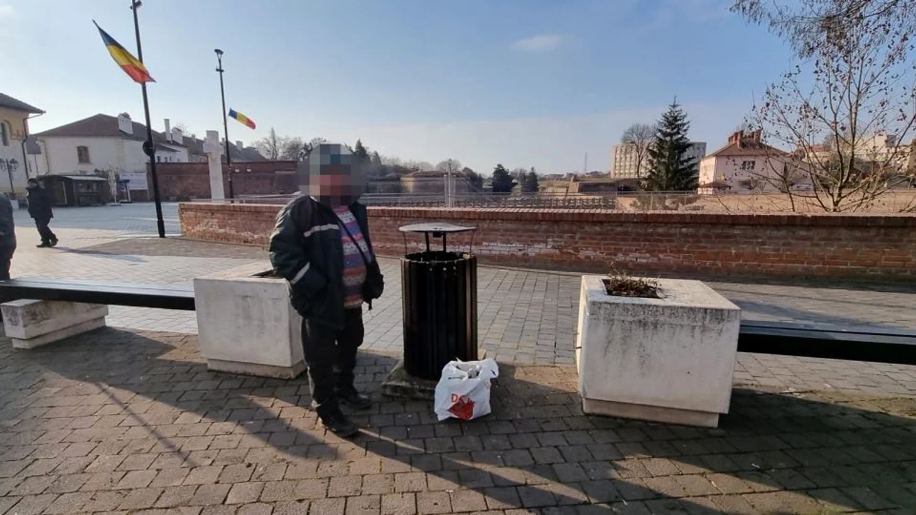 Cosșul de gunoi este amplasat în Cetatea Alba Iulia, lângă Catedrala Ortodoxă FOTO ziarulunirea.ro