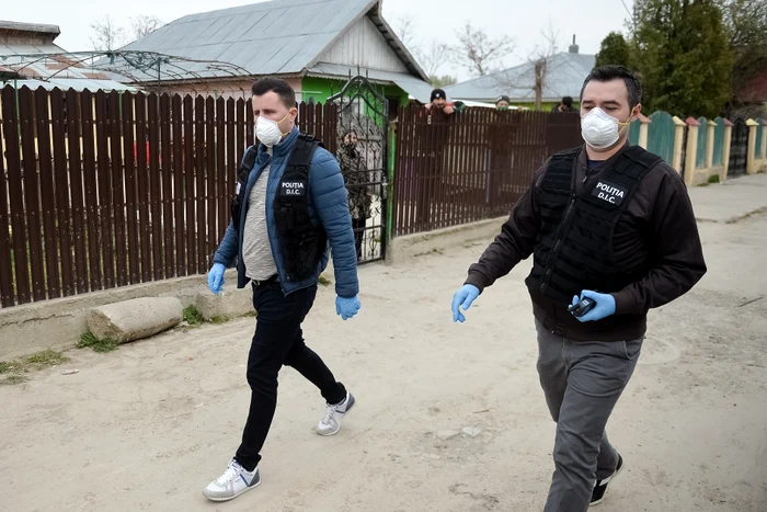 Politisti patruleaza in orasul Tandarei, unde, conform Ordonantei Militare numarul 7, s-a instituit carantina totala