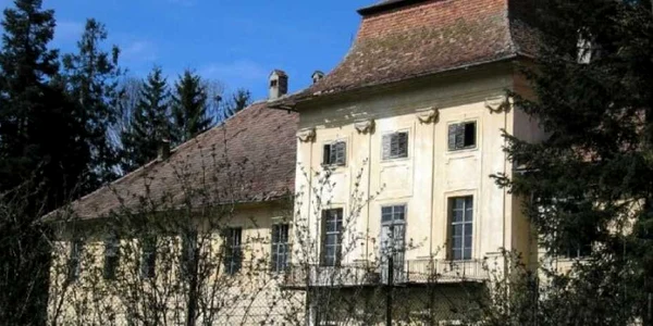 Castelul Brukental este o ruină