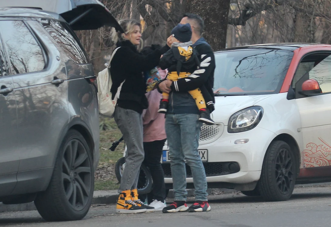 
    Ioana Blaj și Ducu Ion, la plimbare cu familia, în bolidul de 70.000 de euro Foto: Blitz  