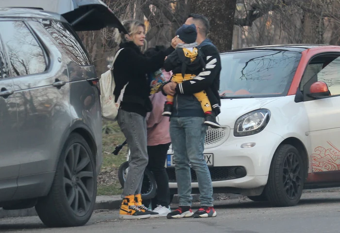 
    Ioana Blaj și Ducu Ion, la plimbare cu familia, în bolidul de 70.000 de euro Foto: Blitz  