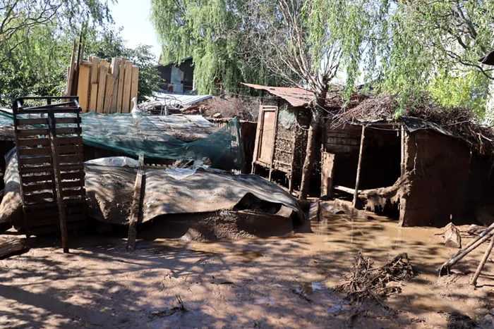 foto casa distrusă de inundații