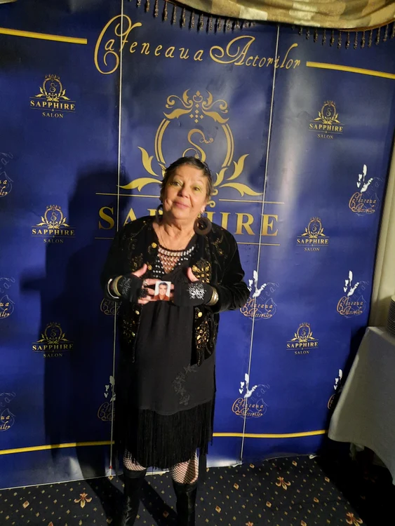 Anca Pandrea nu merge nicăieri fără poza lui Iurie Darie. Foto: Click!