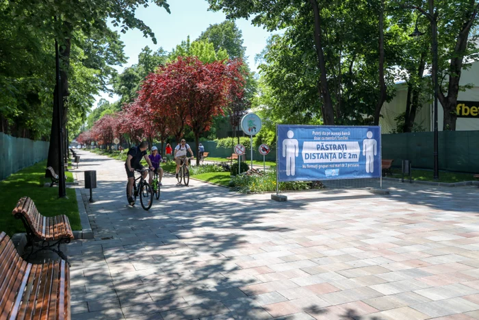 Panourile avertizează să fie păstrată distanțarea socială