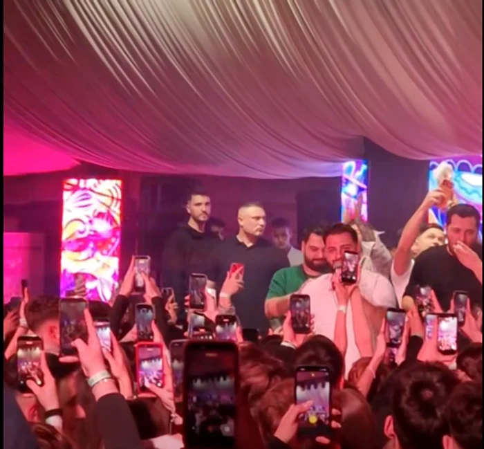 Dedicații pe sute de lei la maneliști la un bal pentru elevi din Subiu. FOTO: M. Copăceanu