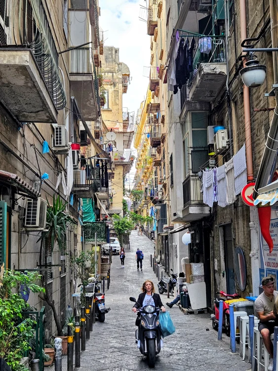 Napoli strada cartierul spaniol 20240530 180605 jpg