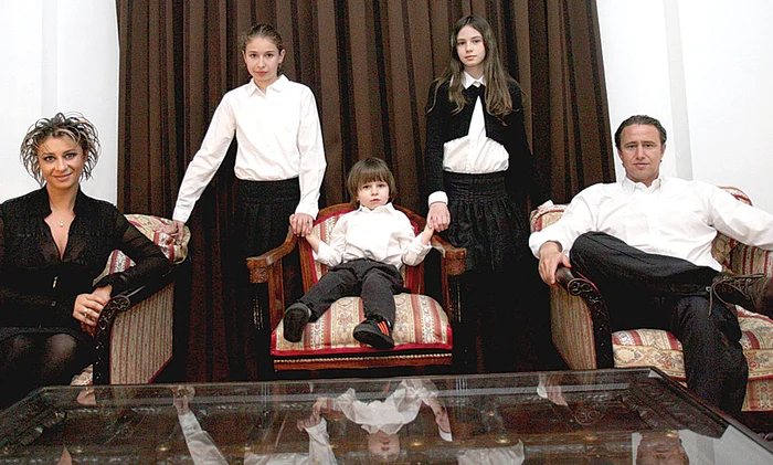 Cu familia ei: Rebecca,  Reghe jr., Sarah şi  Laurenţiu (de la stânga  la dreapta)