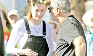 Ireland Baldwin, alături de tatăl său, la Disneyland  jpeg