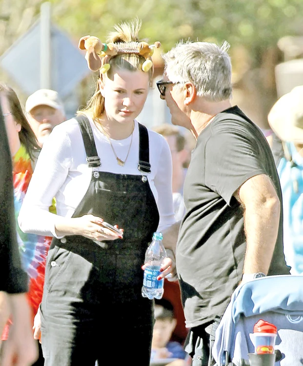 Ireland Baldwin, alături de tatăl său, la Disneyland 
