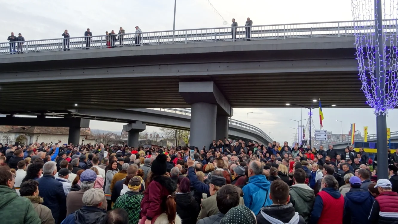 Oameni prezenţi la inaugurarea lucrării din Râmnicu Vâlcea FOTO D. Mitrache