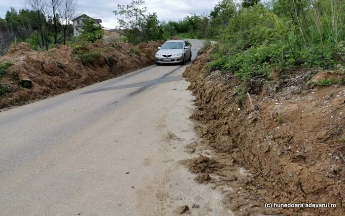 alunecare de teren pe drumul spre cetatile dacice foto daniel guta adevarul