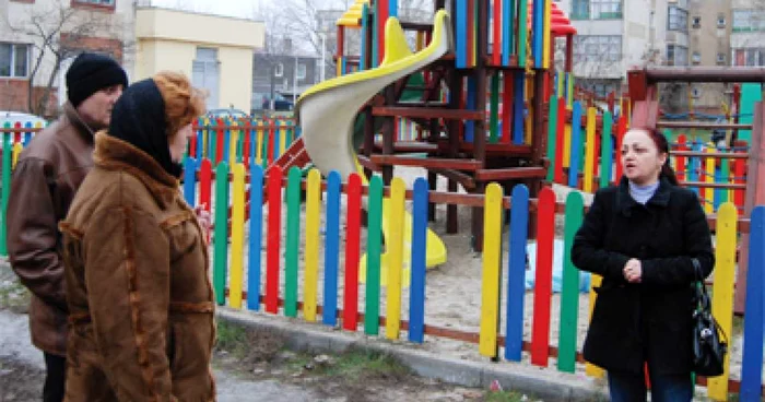 Mama Monicăi Pângăleanu (dreapta), lângă toboganul de care s-a spânzurat fiica sa. foto: Virgil Lăpădatu