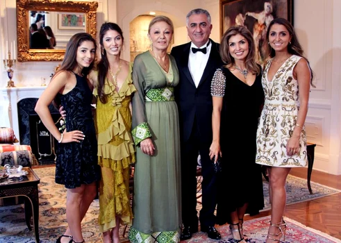 Prințesa Yasmine Pahlavi, alături de Prințul moștenitor Reza, cele trei fiice și soacra ei, Farah, fosta Împărăteasă a Iranului