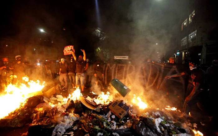 Protestatarii au ars pneuri şi au scandat sloganuri împotriva FIFA şi a guvernului brazilian. FOTO: Reuters