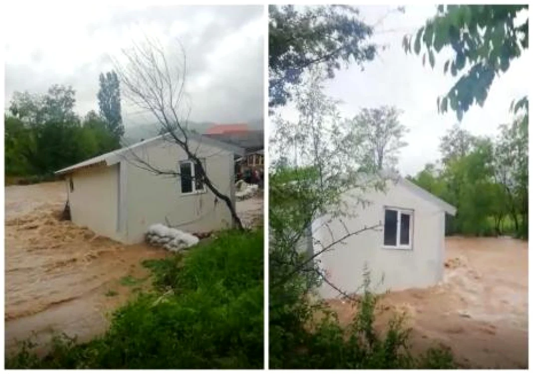 O casă din Cociuba Mică a fost luată de ape. FOTO: ISU Bihor