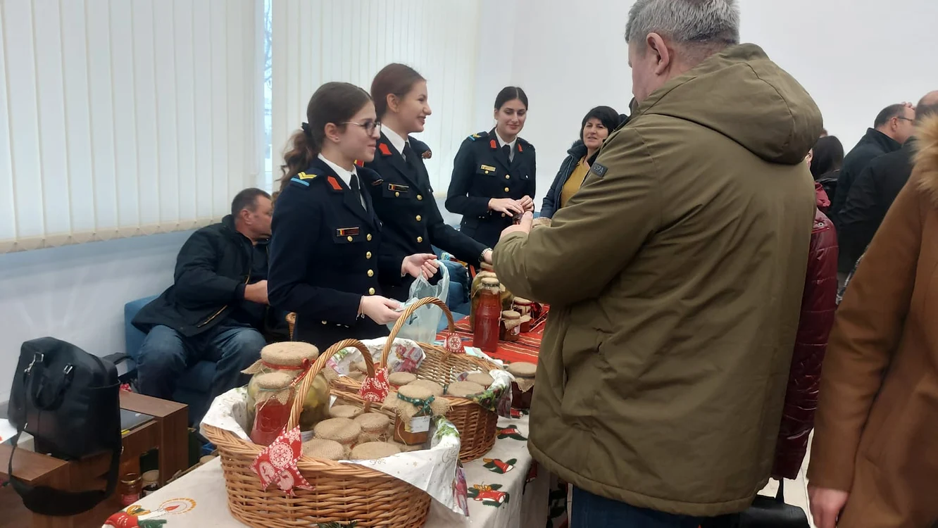 Cu banii strânși la Târgul Vladimireștilor s-au cumpărat cadouri pentru nouă familii 