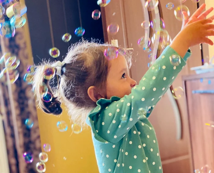 
    Emma Maria Duță (2 ani) și-a petrecut ziua în casă, înconjurată de jucării  