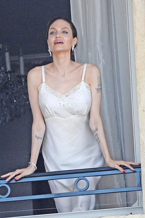 
    Diva a zâmbit  trecătorilorFoto: Profimedia  