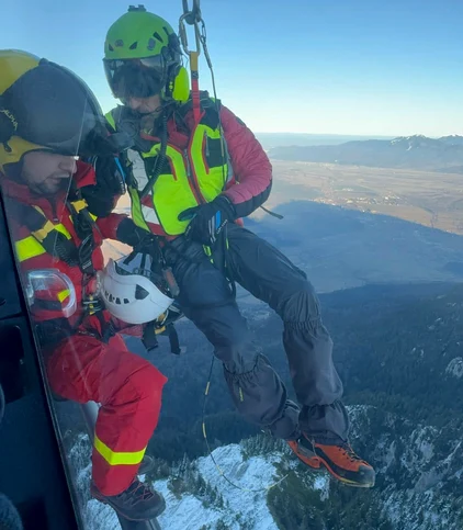 Turstul a fost ridicat cu troliul la elicopter FOTO Facebook Salvamont Zărnești