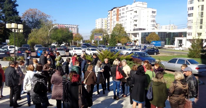 Aproximativ 40 de medici de familie s-au strâns în faţa Prefecturii Olt FOTO: Alina Mitran