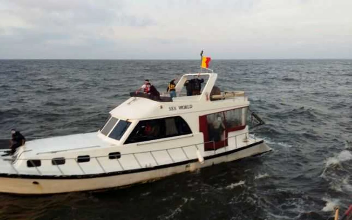 Ambarcaţiuneaera plină de migranţi FOTO Garda de Coastă