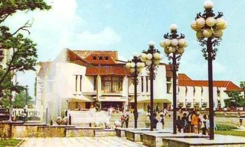 Cum arăta Piața Teatrului din Târgu Mureș jpeg