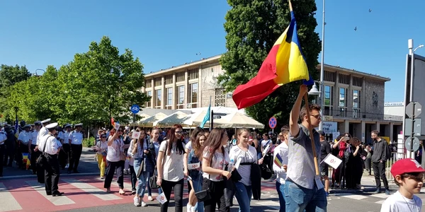 elevi de liceu constanta defilare foto calin gavrilas