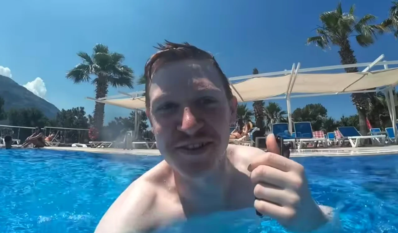 Hotelul avea o piscină și un tobogan cu apă FOTO: YouTube/EdChapman