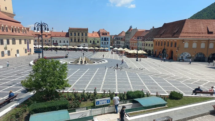 Fântâna din Piața Sfatului nu are apă FOTO Ioan Buciumar