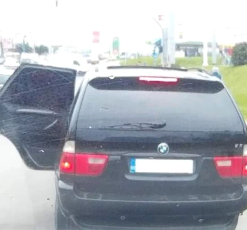 Autoturismul pe care îl foloseau cei doi atacatori să şicaneze şoferii în trafic
