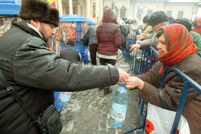 
    Doar 2.000 de credincioşi au venit, de Bobotează,  să ia agheasmă şi anafură de la Patriarhie. Slujba  s-a ţinut la -5 grade şi pe o ploaie mocăneascăFoto: Dorin Constanda  