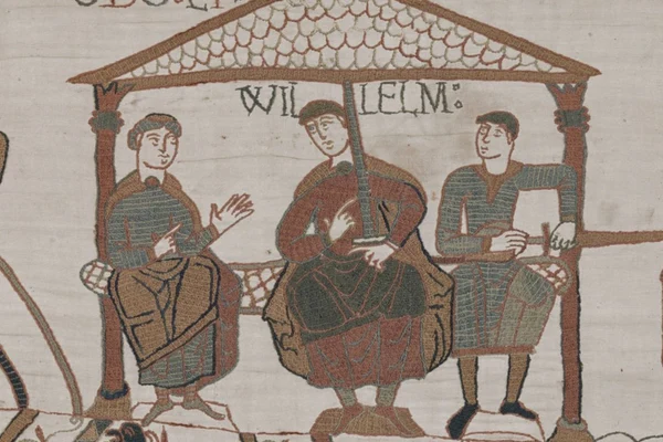 William Cuceritorul, reprezentat pe Tapiseria de la Bayeux, încadrat de frații săi, Odo (stânga) și Robert
