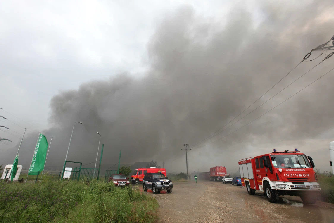 
    Un nor negru de fum toxic s-a ridicat deasupra zonei  